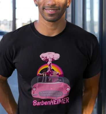 Футболка №1 • Барби и Оппенгеймер в машине ⦁ Мерч Barbenheimer ⦁ Одежда по фильмам Barbie и Oppenheimer ⦁ Барбенгеймер