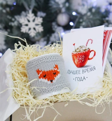 Чашка в вязаном чехле с милой лисой ⦁ Уютный зимний подарок девушке