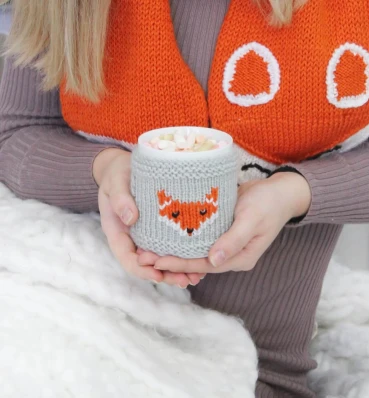 Чашка в вязаном чехле с милой лисой ⦁ Уютный зимний подарок девушке