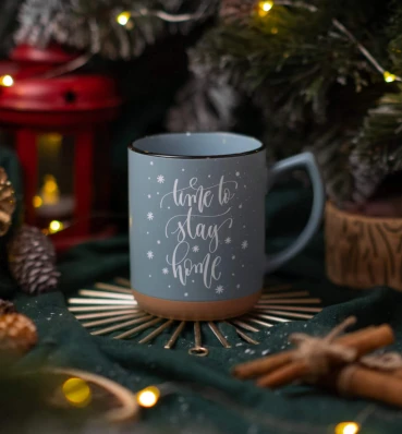 Голубая чашка с надписью «Time to stay home» • Подарки на Новый год и Рождество