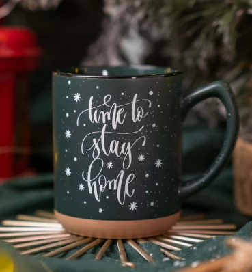 Зелена чашка з написом «Time to stay home» • Подарунки на Новий рік та Різдво