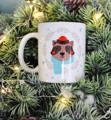 Уютная чашечка с енотиком • Милая дизайнерская кружка • Универсальный подарок на Новый Год и Рождество
