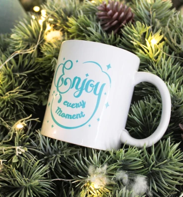 Уютная чашечка с енотиком • Милая дизайнерская кружка • Универсальный подарок на Новый Год и Рождество