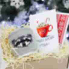 Чашка в в'язаному чохлі з милим єнотом ⦁ Затишний зимовий подарунок дівчині