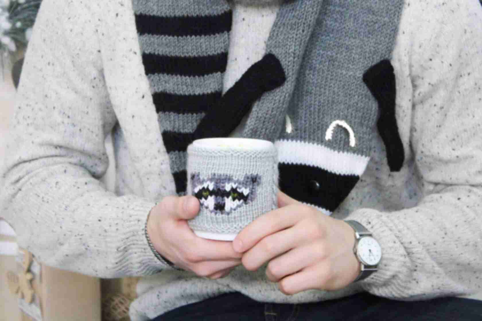 Чашка в в'язаному чохлі з милим єнотом ⦁ Затишний зимовий подарунок дівчиніФото №2