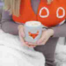 Чашка в в'язаному чохлі з милою лисицею ⦁ Затишний зимовий подарунок дівчині