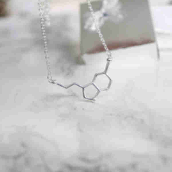 Підвіска з молекулою серотоніну