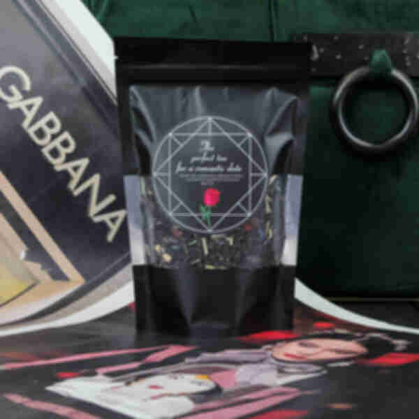 Чорний чай в дизайнерській упаковці