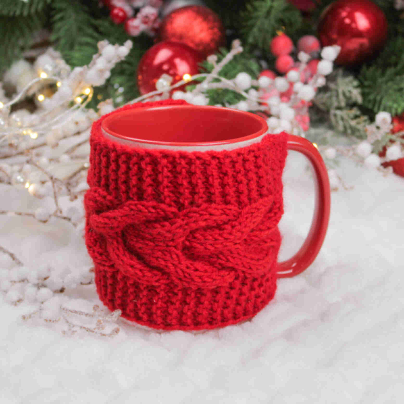 Чашка в червоному в'язаному чохлі • Затишний подарунок на Новий Рік. Сувенір для чаювання