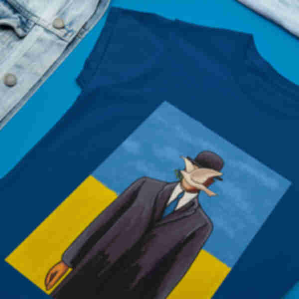 Футболка №18 • «‎Человек в котелке» Магритт •  Патриотические сувениры Украина, синяя