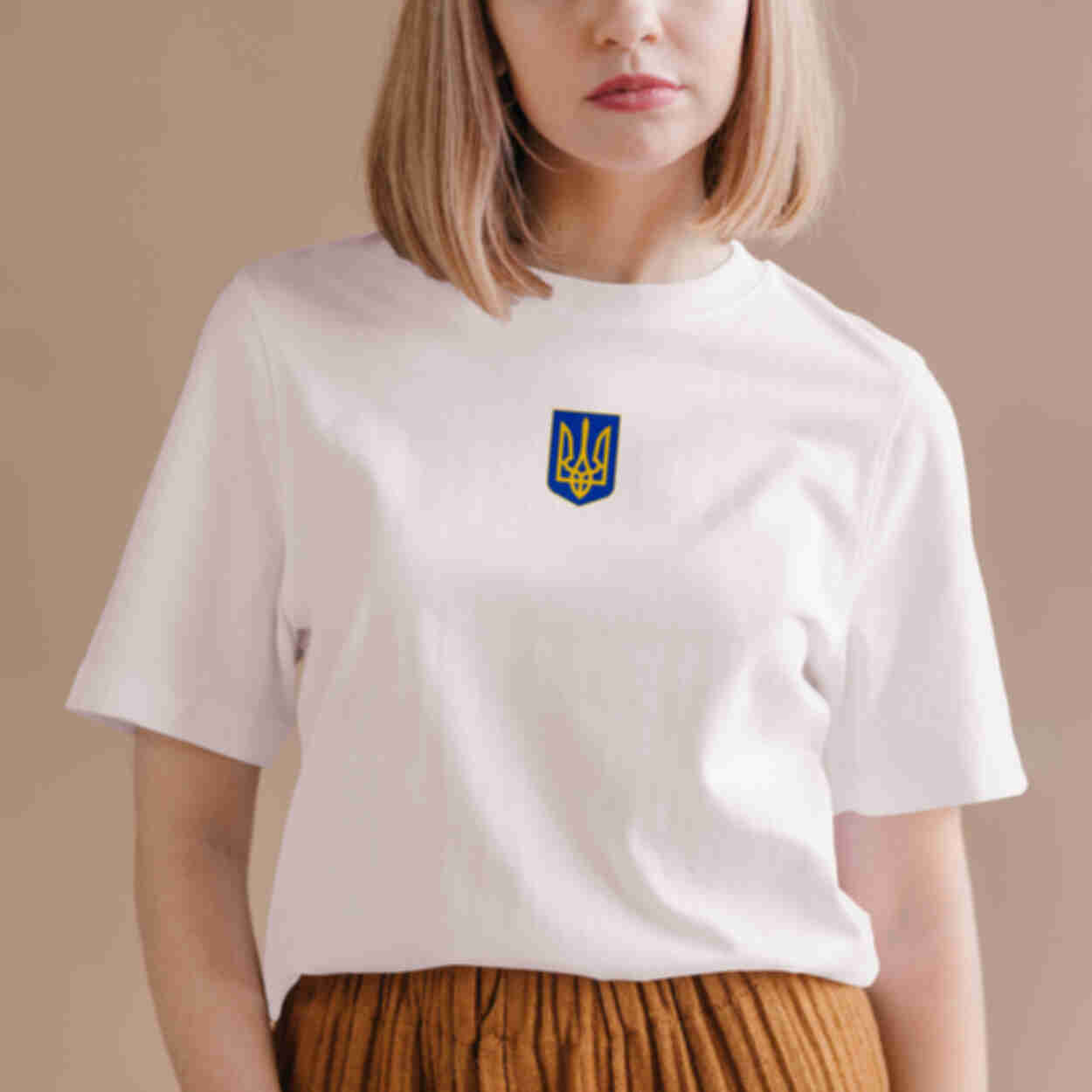 Футболка №4 • Герб Украины •  Патриотические сувениры Украина, белая. Фото №2