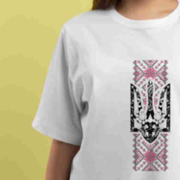 Футболка №14 • Вышиванка •  Патриотические сувениры Украина, розовая вышивка