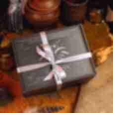 Подарункова коробка з декором