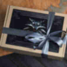 Подарункова коробка з декором