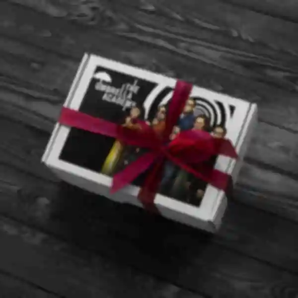Подарункова коробка с декором • Академія Амбрелла