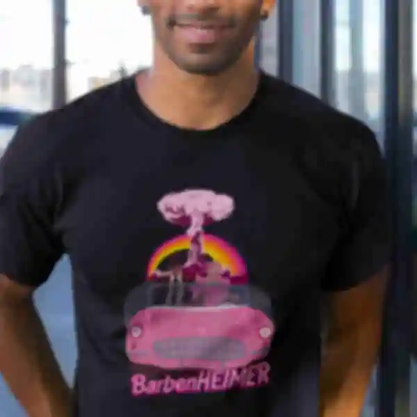 Футболка №1 • Барби и Оппенгеймер в машине ⦁ Мерч Barbenheimer ⦁ Одежда по фильмам Barbie и Oppenheimer ⦁ Барбенгеймер