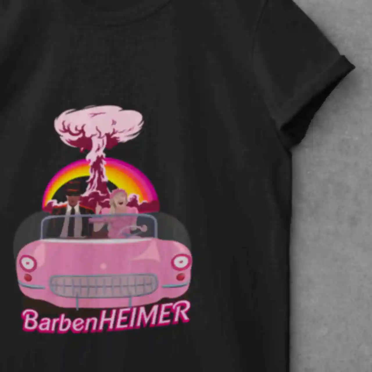 Футболка №1 • Барби и Оппенгеймер в машине, чёрная. Фото №1