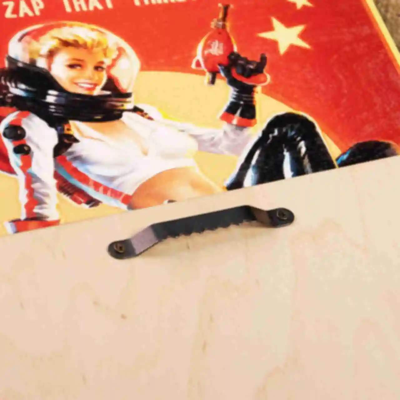 Деревянный постер Фоллаут • С надписью Nuka-Cola и девушкой • Плакат Fallout • Подарок для геймера. Фото №1