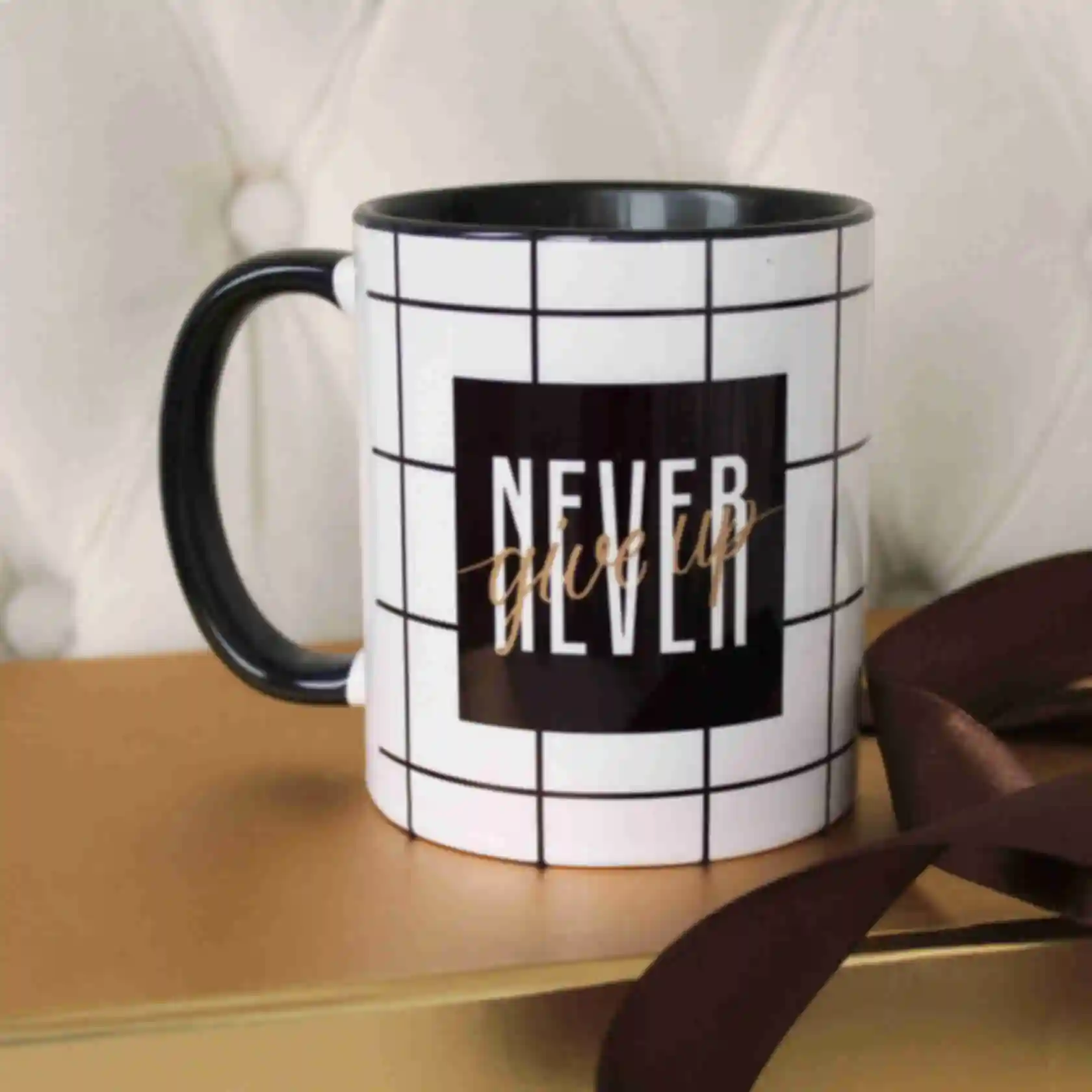 Чашка «Never give up» • Дизайнерская кружка с мотивирующей цитатой • Подарок другу, коллеге, девушке. Фото №5