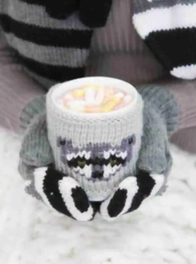 Чашка в вязаном чехле с милым енотом ⦁ Уютный зимний подарок девушке или ребенку на Новый Год и Рождество