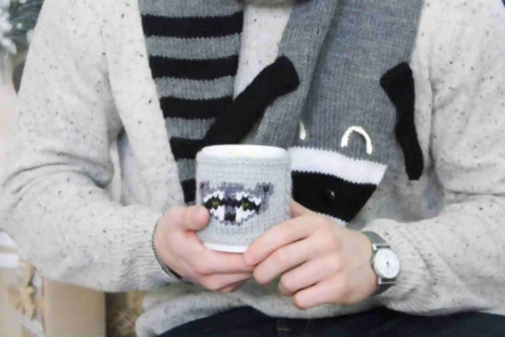 Чашка у в'язаному чохлі з милим єнотом ⦁ Затишний зимовий подарунок дівчині або дитині на Новий рік і РіздвоФото №1