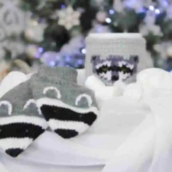 Чашка у в'язаному чохлі з милим єнотом ⦁ Затишний зимовий подарунок дівчині або дитині на Новий рік і Різдво
