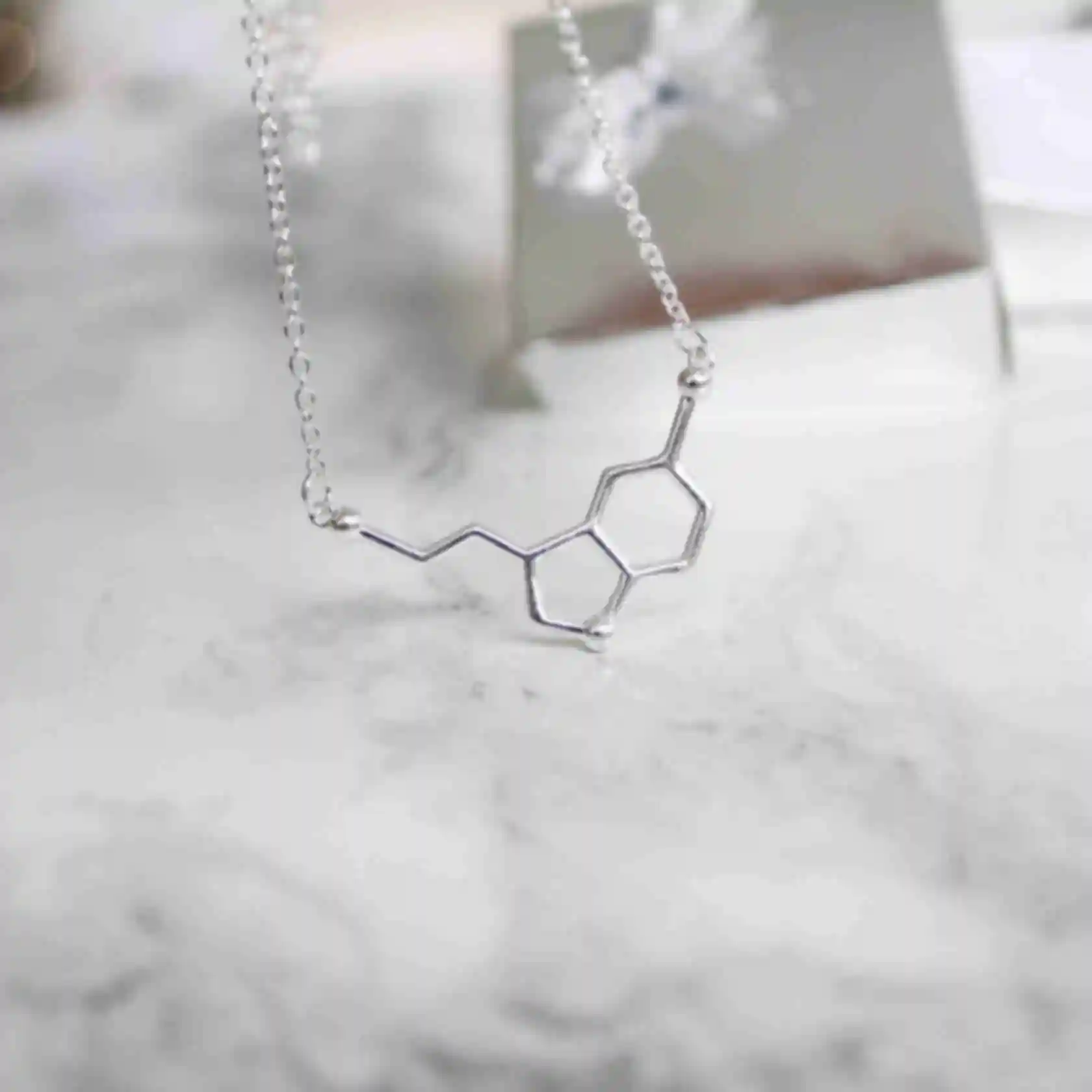 Підвіска з молекулою серотоніну ⦁ Подарунок дівчині, подрузі, колезі