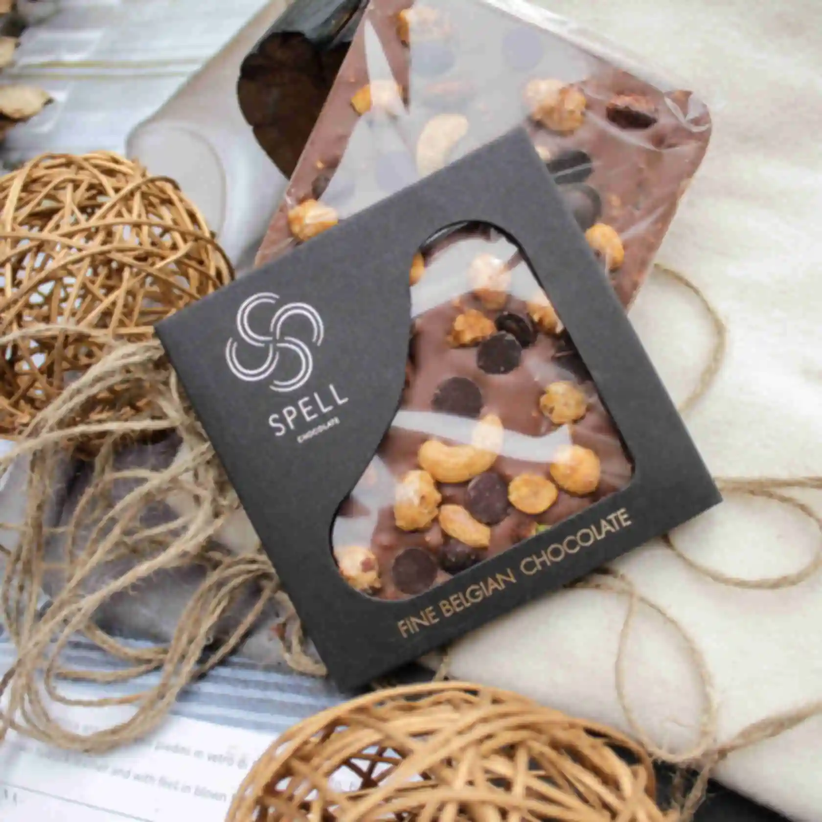 Бельгийский молочный шоколад с миксом орехов Spell • Сувениры и атрибутика • Сладкий подарок. Фото №5