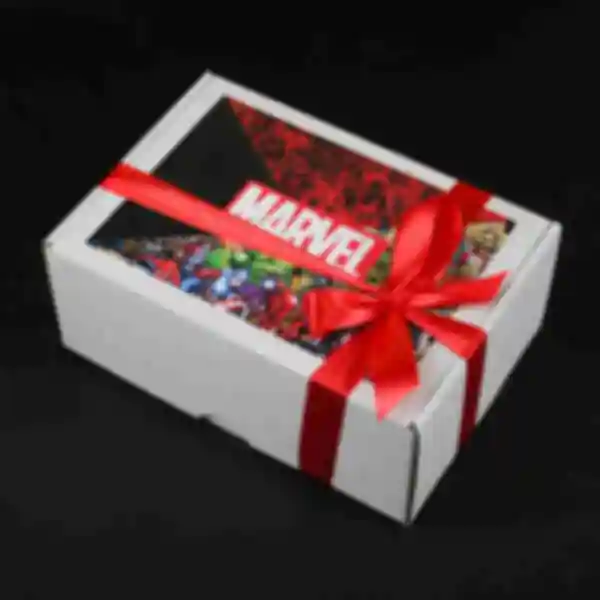 Подарочная коробка с декором Марвел medium