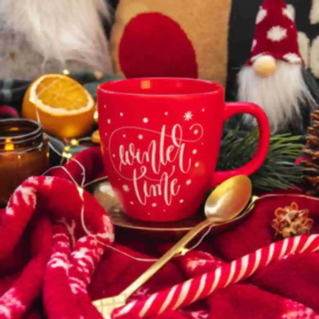 Большая красная чашка с надписью «Winter Time» • Подарки на Новый год и Рождество • Уютная керамическая посуда. Фото №1