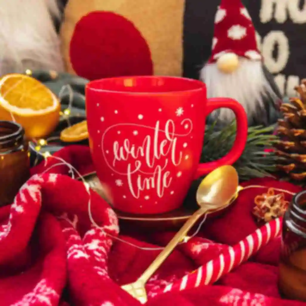 Большая красная чашка с надписью «Winter Time» • Подарки на Новый год и Рождество • Уютная керамическая посуда. Фото №2