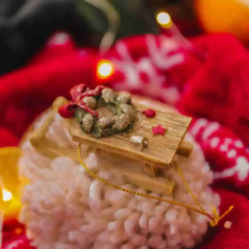 Новогодняя игрушка «Санки» • Декоративная фигурка на ёлку • Подарок на Новый год и Рождество. Фото №1