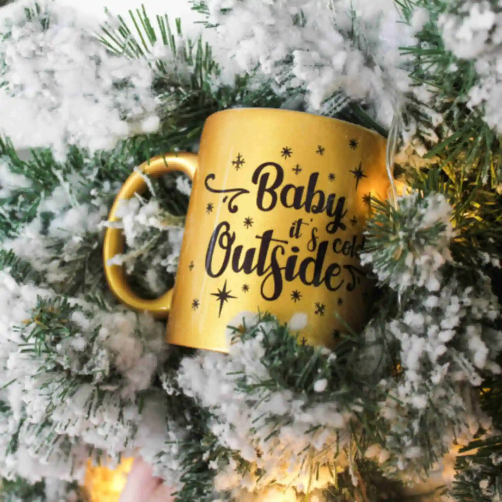 Чашка «Baby it's cold outside» • Милая дизайнерская кружка. Универсальный подарок на Новый Год. Фото №2