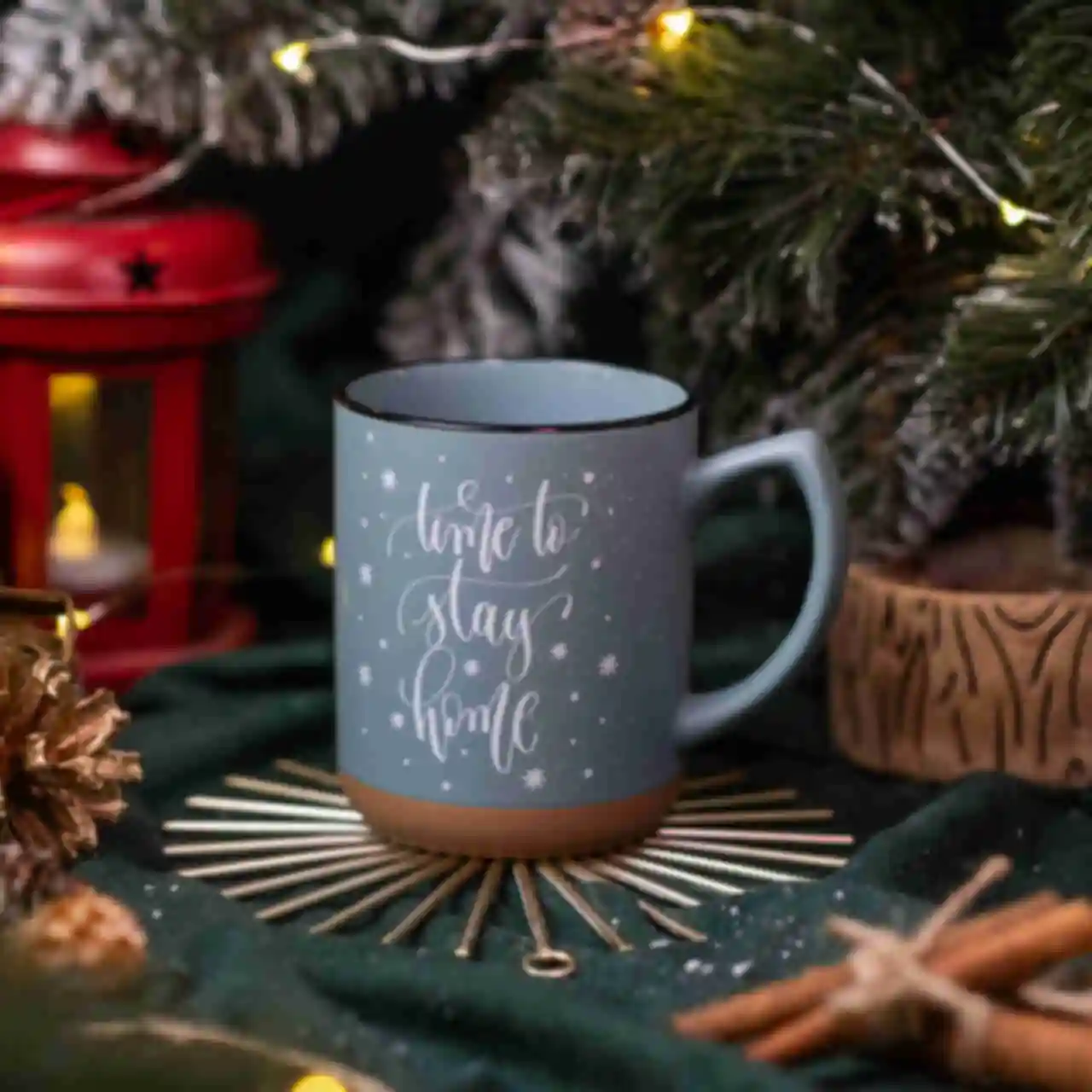 Голубая чашка с надписью «Time to stay home» • Подарки на Новый год и Рождество. Фото №2