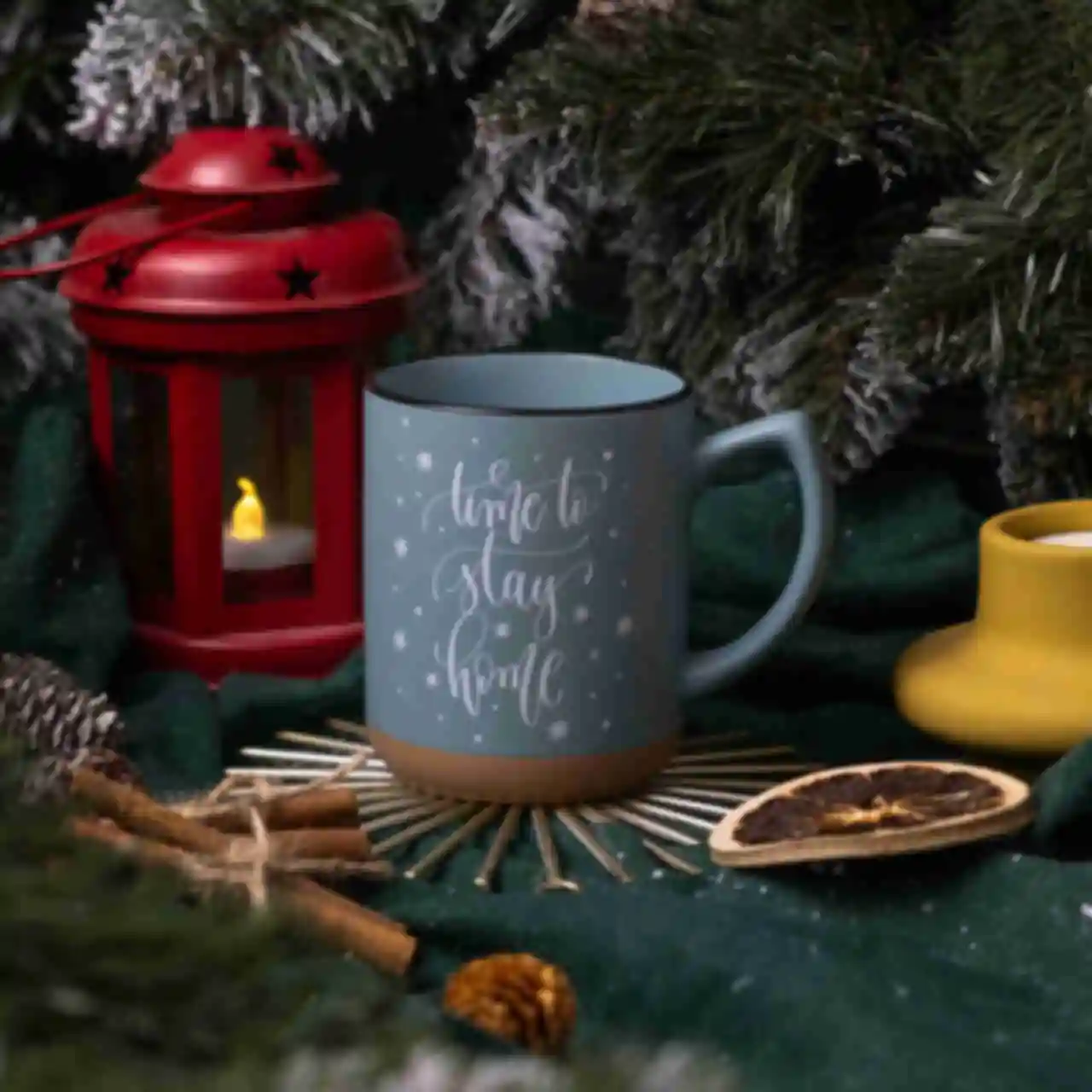 Голубая чашка с надписью «Time to stay home» • Подарки на Новый год и Рождество. Фото №3