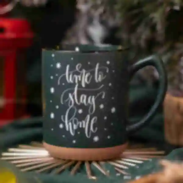 Зелёная чашка с надписью «Time to stay home» • Подарки на Новый год и Рождество