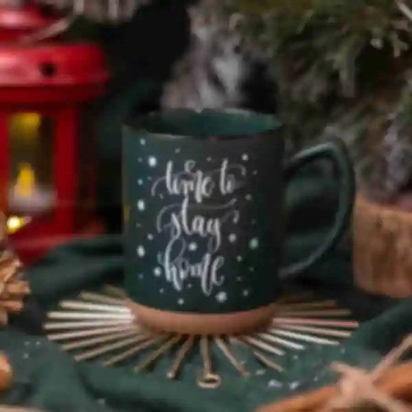 Зелена чашка з написом «Time to stay home» • Подарунки на Новий рік та Різдво