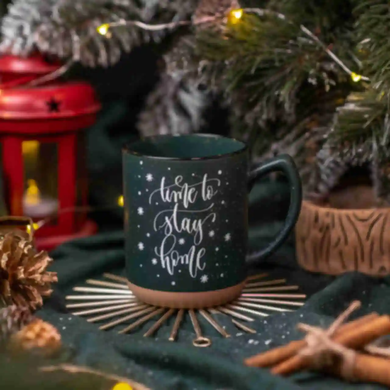 Зелёная чашка с надписью «Time to stay home» • Подарки на Новый год и Рождество. Фото №2