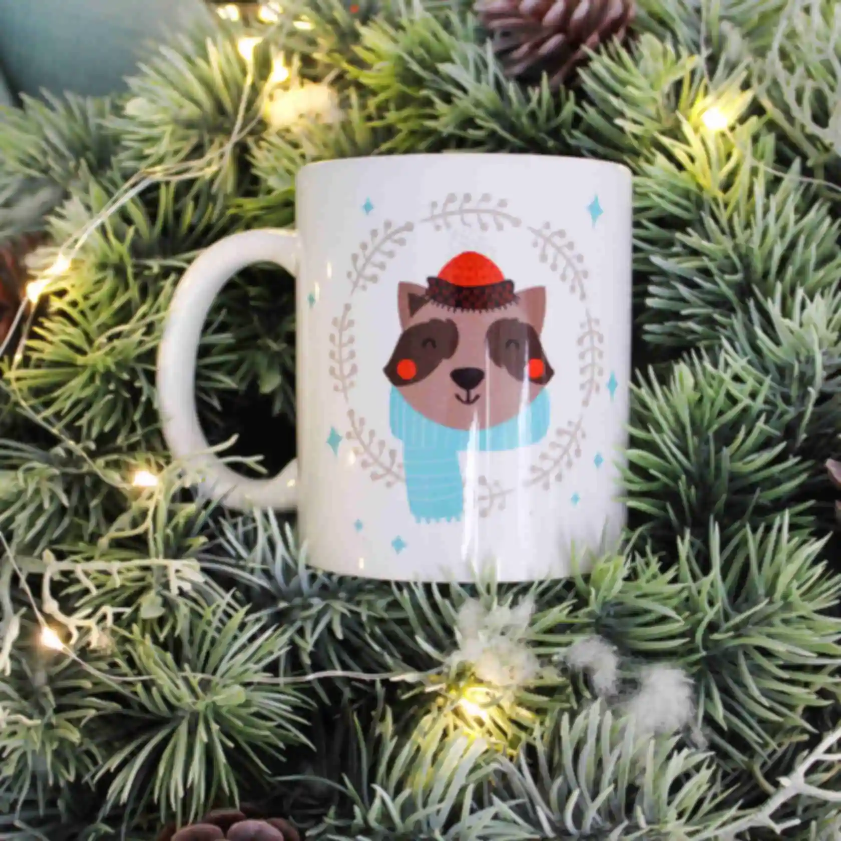 Затишна чашечка з єнотиком • Мила дизайнерська кружка • Універсальний подарунок на Новий Рік та Різдво