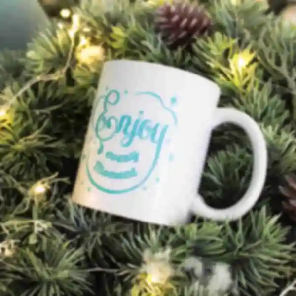 Затишна чашечка з єнотиком • Мила дизайнерська кружка • Універсальний подарунок на Новий Рік та Різдво