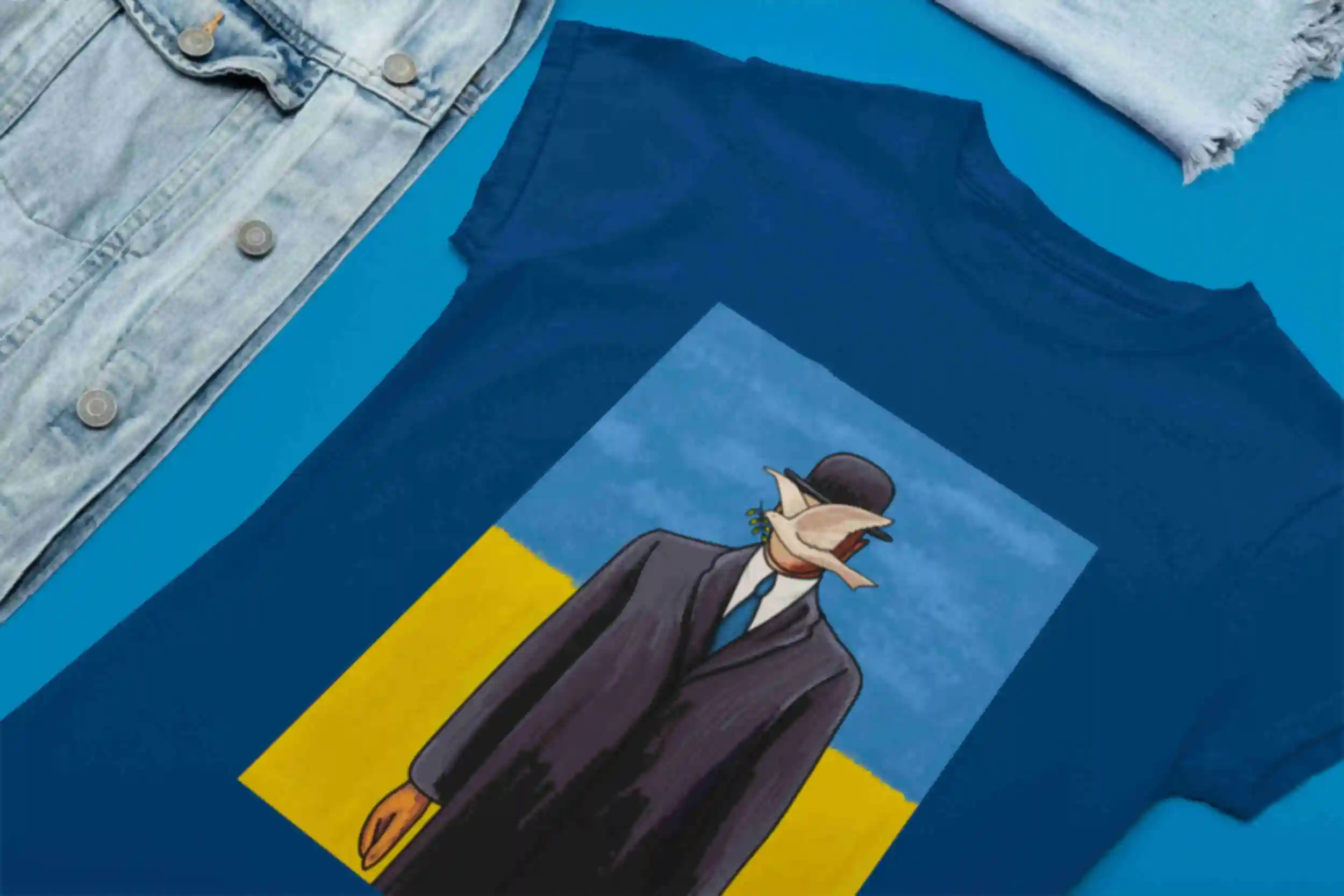 Футболка №18 • «‎Человек в котелке» Магритт •  Патриотические сувениры Украина, синяя. Фото №63