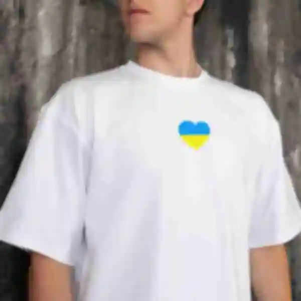 Футболка OVERSIZE №9 • Сердце патриота •  Патриотические сувениры Украина, белая