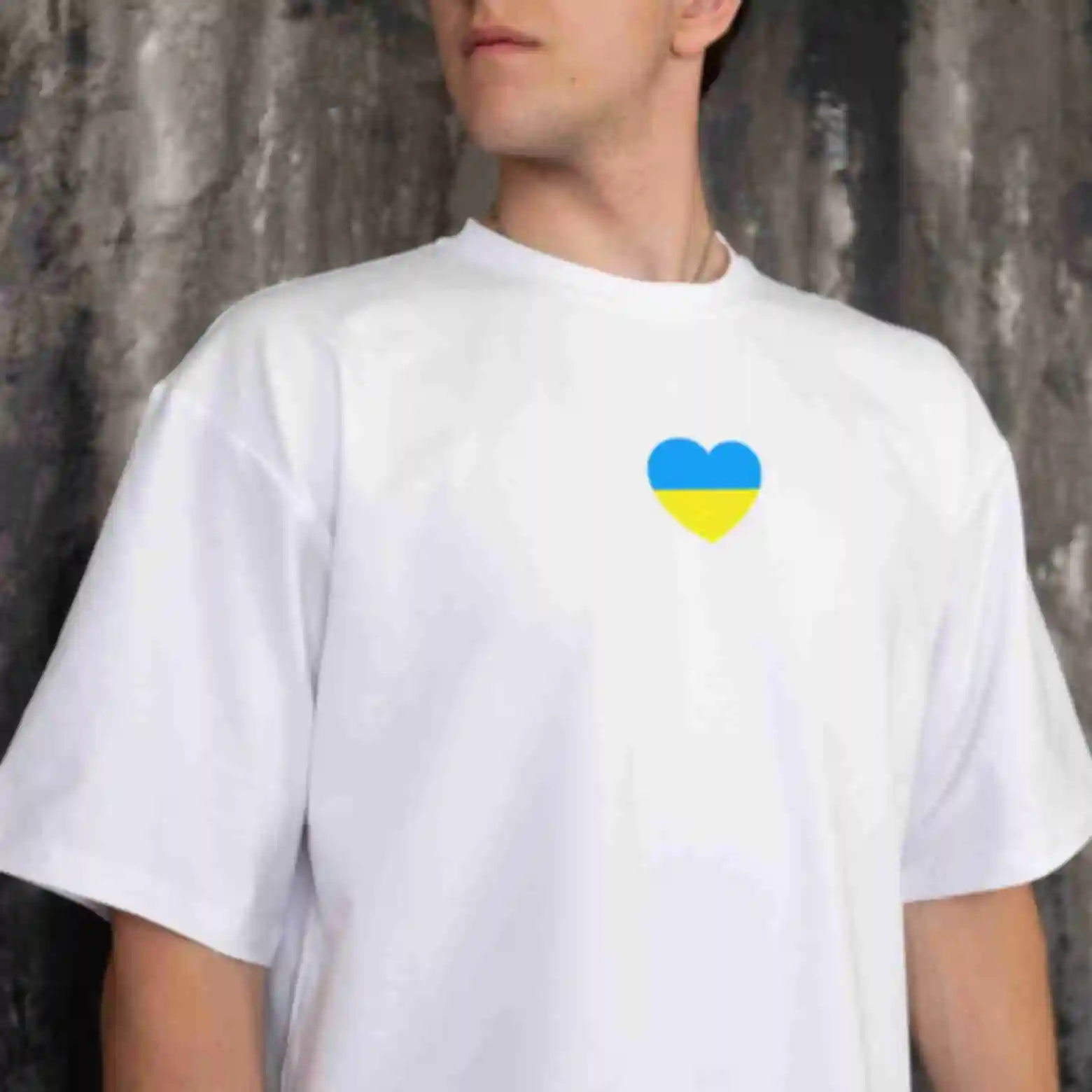 Футболка OVERSIZE №9 • Сердце патриота •  Патриотические сувениры Украина, белая. Фото №3