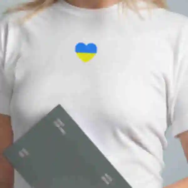 Футболка №9 • Сердце патриота •  Патриотические сувениры Украина, белая